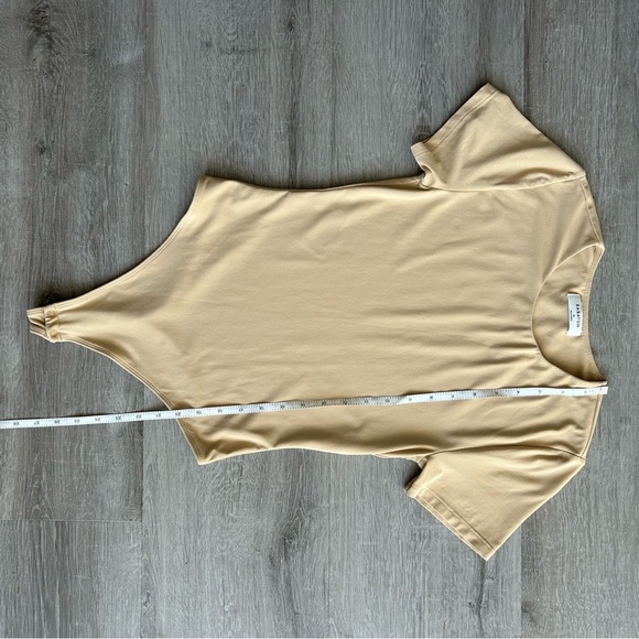 Women’s Aritzia Babaton crew neck short sleeve Tan Bodysuit size M - Picture 5 of 6